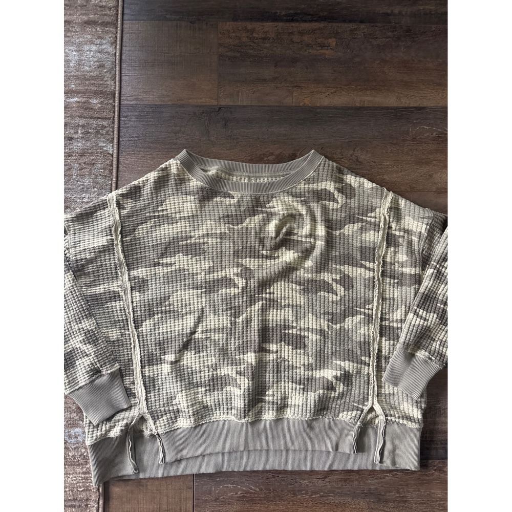 American Eagle Camo Waffle Knit Thermal Top Raw Seam Oversized Green Small